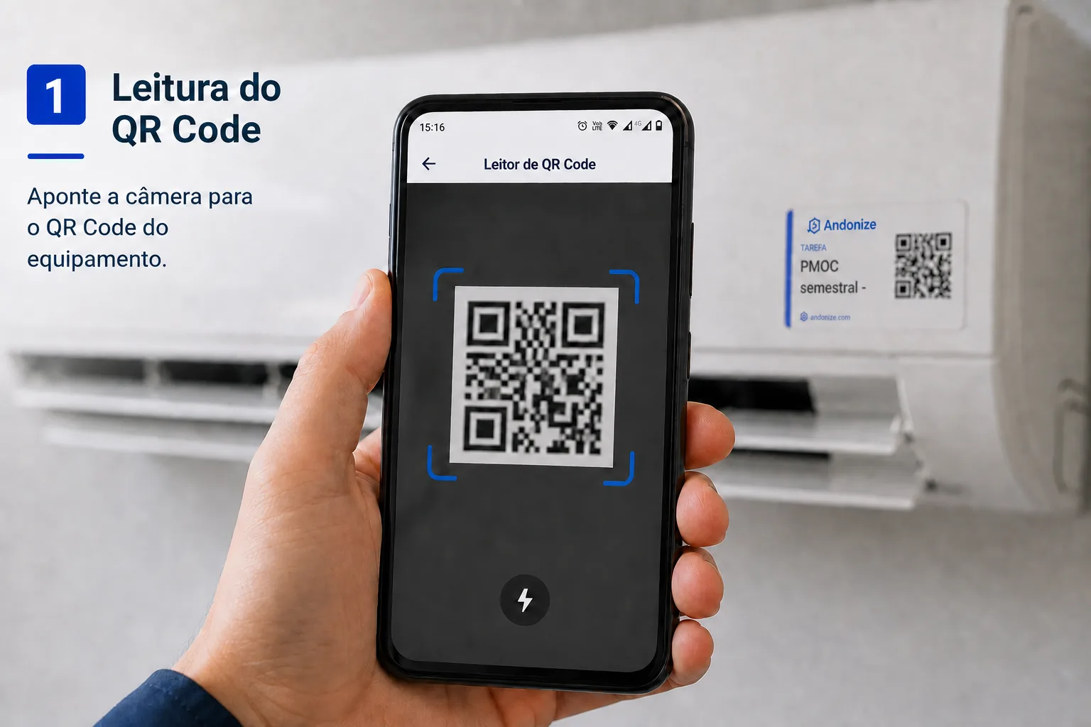 Técnico lendo com o celular o QR Code de uma etiqueta Andonize em um equipamento de climatização